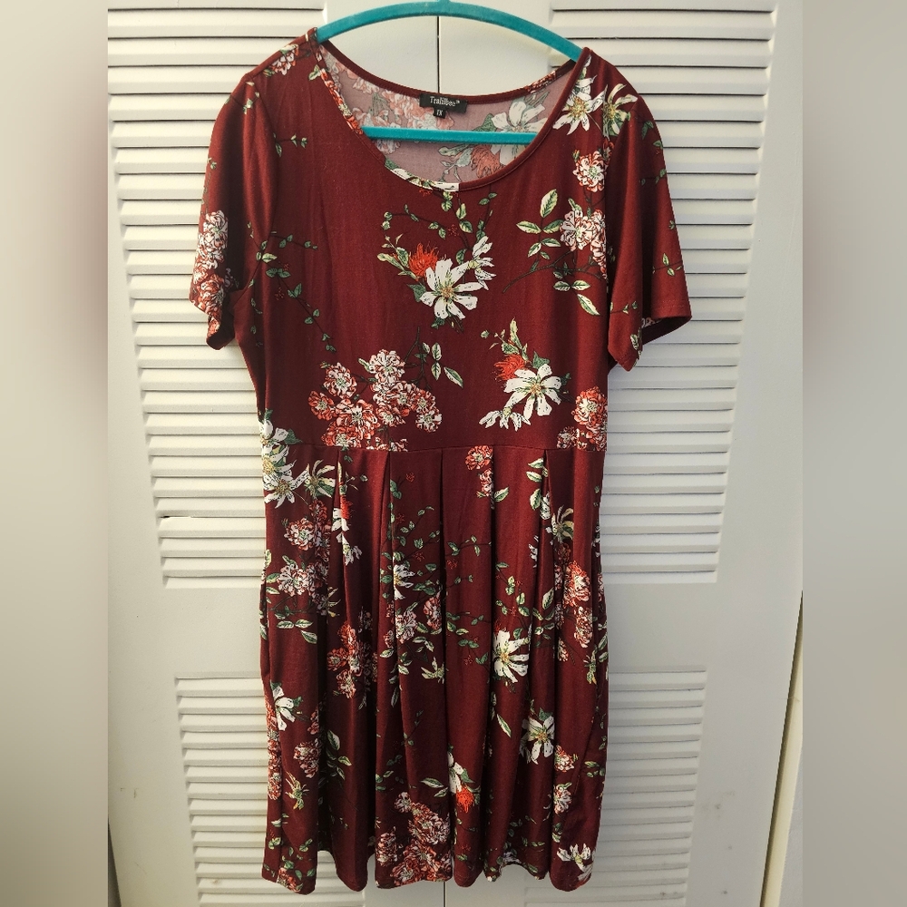 Chic Floral Midi Dress in Burgundy With Pockets! 1x